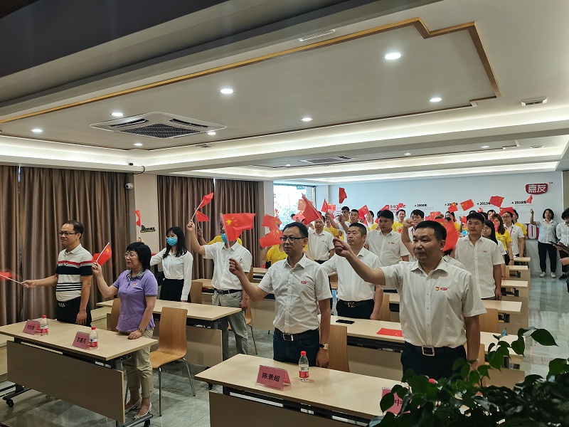 石碣鎮(zhèn)總工會(huì)與廣東嘉友食品有限公司一同觀看東莞市第六屆合唱節(jié)啟動(dòng)儀式并同唱《沒(méi)有共產(chǎn)黨就沒(méi)有新中國(guó)》 (3)