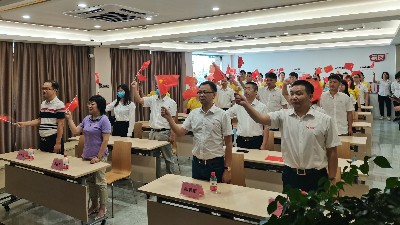石碣鎮(zhèn)總工會(huì)與廣東嘉友食品有限公司一同觀看東莞市第六屆合唱節(jié)啟動(dòng)儀式并同唱《沒有共產(chǎn)黨就沒有新中國》